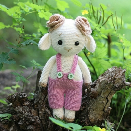 Барашек (овечка) в комбинезоне вязаный / вязаная крючком