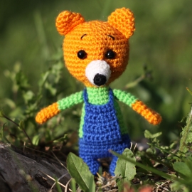 Маленький лис в комбинезоне вязаный крючком