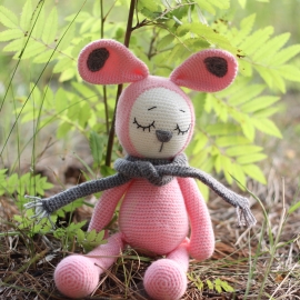 Зайка сплюшка Зоя для малышей вязаная крючком