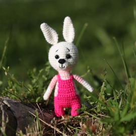 Маленький зайчик вязаный крючком