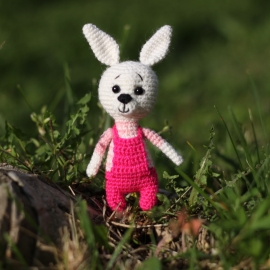 Маленький зайчик вязаный крючком