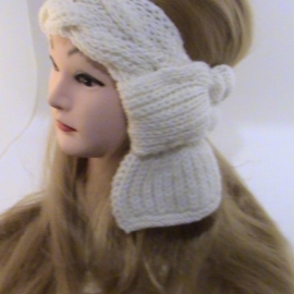 Повязка на голову белая вязаная