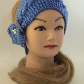 Повязка на голову  с украшением, вязаная василькового цвета.