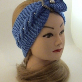 Повязка на голову  с украшением, вязаная василькового цвета.