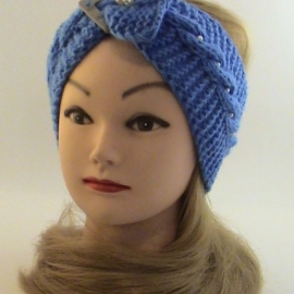 Повязка на голову  с украшением, вязаная василькового цвета.