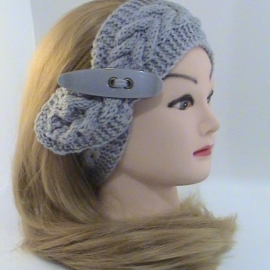 Повязка серая с брошью,вязанная из полушерсти крупной вязкой
