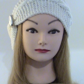 Повязка на голову белая с брошью, вязаная крупной вязкой