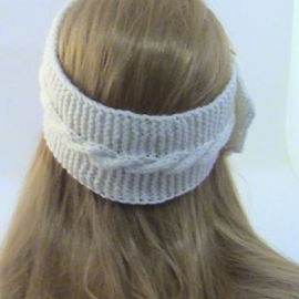 Повязка на голову белая с брошью, вязаная крупной вязкой