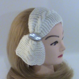 Повязка на голову белая с брошью, вязаная крупной вязкой