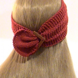 Повязка красная с брошью