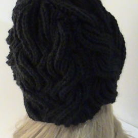 Шапка черная вязаная из черной полушерсти крупной вязкой