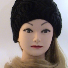 Шапка черная вязаная из черной полушерсти крупной вязкой