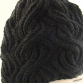 Шапка черная вязаная из черной полушерсти крупной вязкой