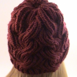 Шапка Зимняя вишня, вязаная из полушерсти крупной вязкой