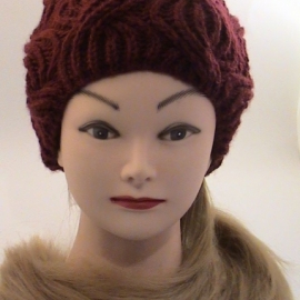 Шапка Зимняя вишня, вязаная из полушерсти крупной вязкой