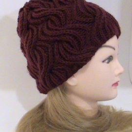 Шапка Зимняя вишня, вязаная из полушерсти крупной вязкой