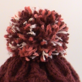 Шапочка бордовая вязаная из полушерсти крупная вязка