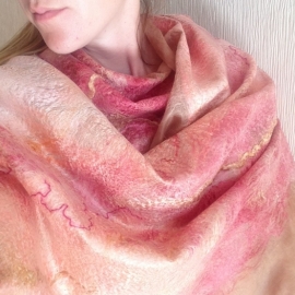 Шёлковый валяный палантин "Персико-розовый".