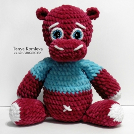 Вязаный бегемот в кофточке. Плюшевый бегемот