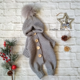 Комбинезон с помпоном